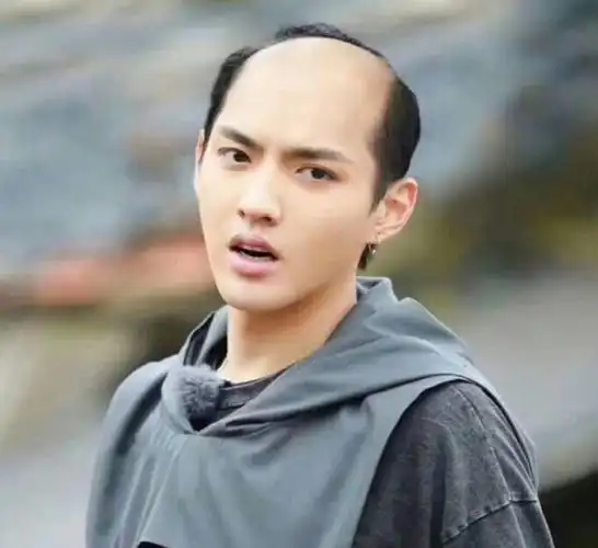 吴亦凡被正式批捕!他要剃光头,穿布鞋,踩缝纫机一年只赚170元,活该!