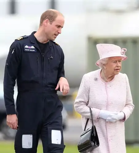 92岁英女王逗笑36岁孙子威廉捂脸心情超好下一个是5岁小乔治