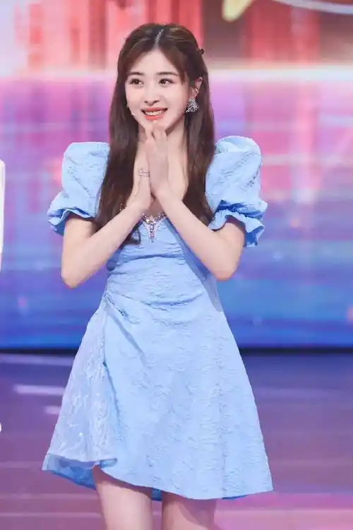 张含韵魅力造型:甜美靓丽,出水芙蓉