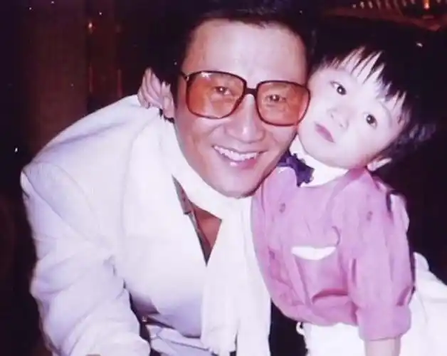 娱乐谢贤晒谢霆锋儿时照片我没错过你的儿童期劝其多陪陪孩子