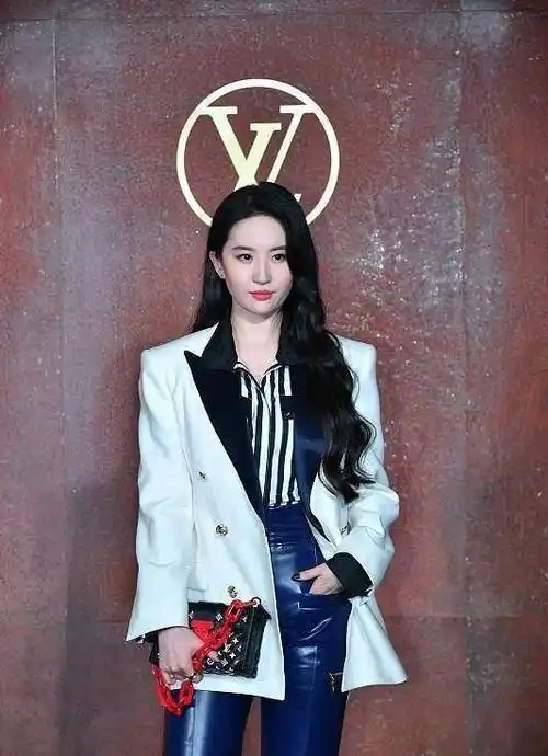 "神仙姐姐"刘亦菲现代装也很美,白色西装配皮裤,干练又大气_时尚_黑色