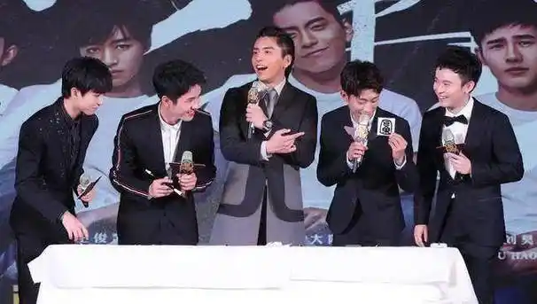 董子健是"伪文艺",张一山大秀身材,兄弟相爱相杀好想看_大陆_王俊凯