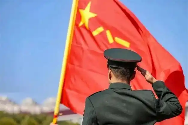 (黄振宇 摄)▲某旅退役老兵向军旗致以崇高军礼.