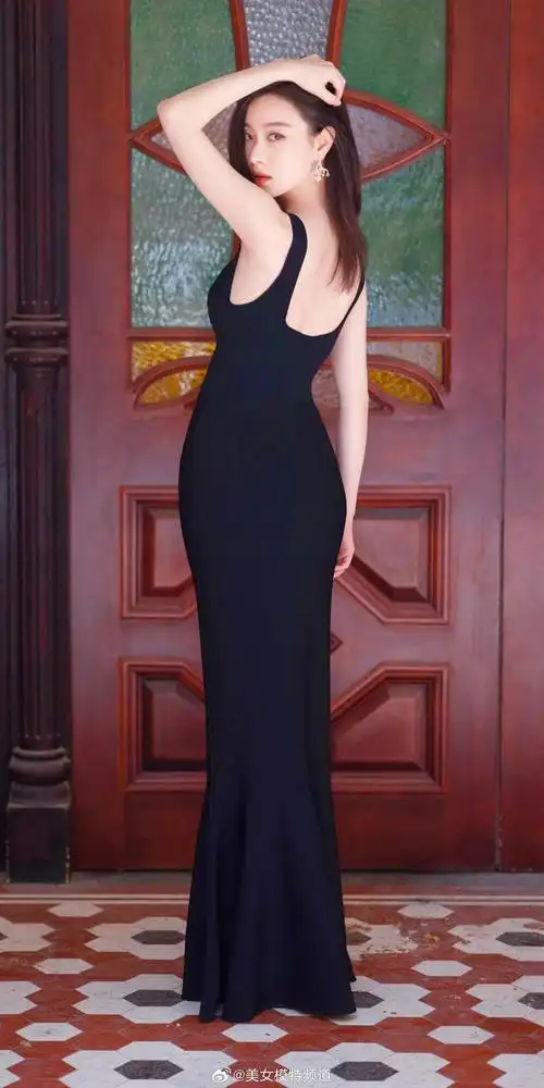 倪妮黑色吊带鱼尾礼服