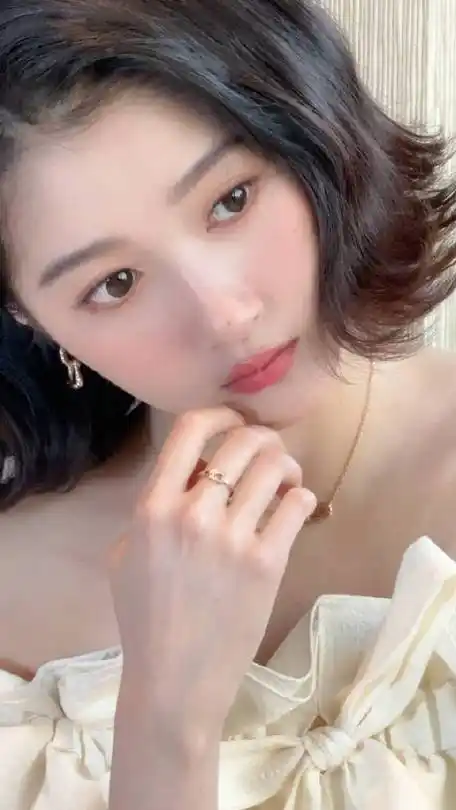 底妆选择了带有自然光泽的粉底,再轻轻按压透明蜜粉,让肌肤看起来细腻