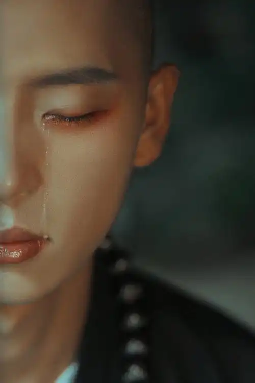 抖音红衣和尚流泪半边脸的图片哪里能找到原图如下