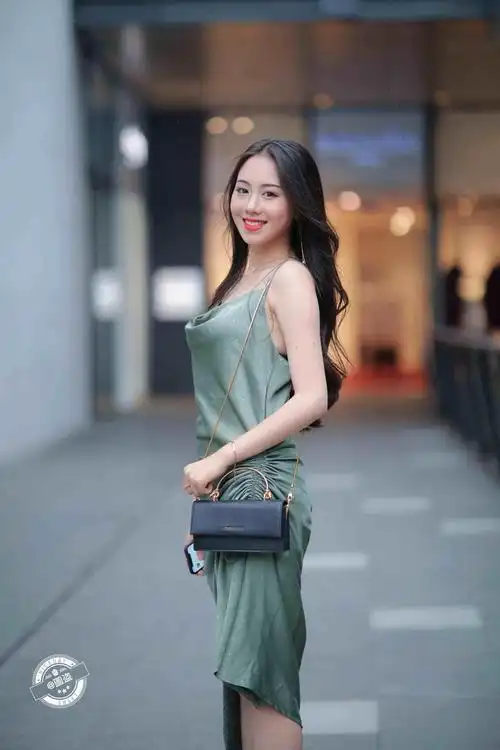 柳腰花态的连衣裙美女,职业女性那种独有的成熟稳重,时尚优雅