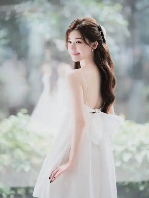 赵露思白色吊带裙新造型清新自然闪闪发光