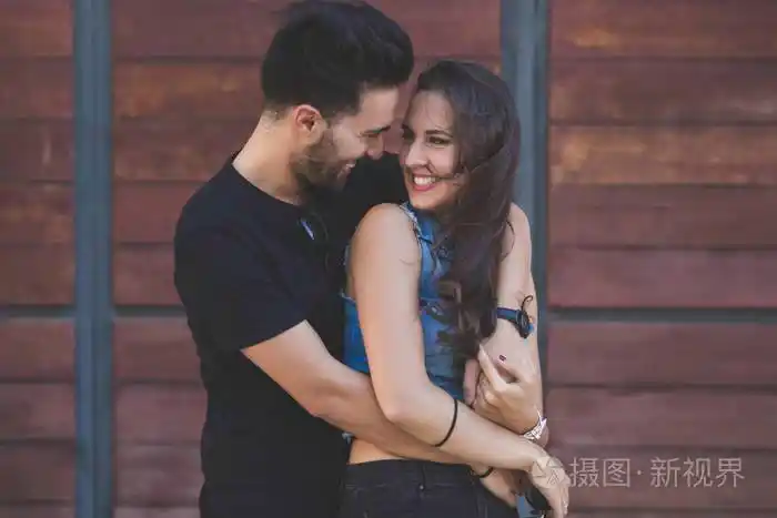 幸福小两口外拥抱在一起