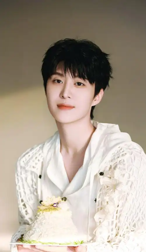 范丞丞壁纸#范丞丞晒24岁生日照