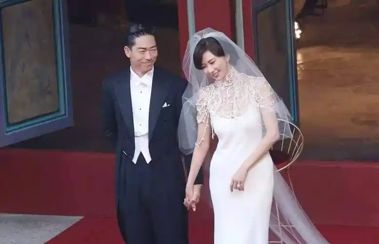 原创45岁林志玲嫁国外老公,一改往日风格,优雅知性的女神一去难回