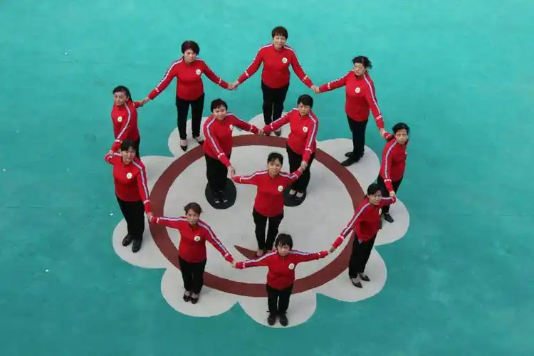 贝贝班:因地制宜,依景造势.十二个人占据笑脸花,刚刚好.