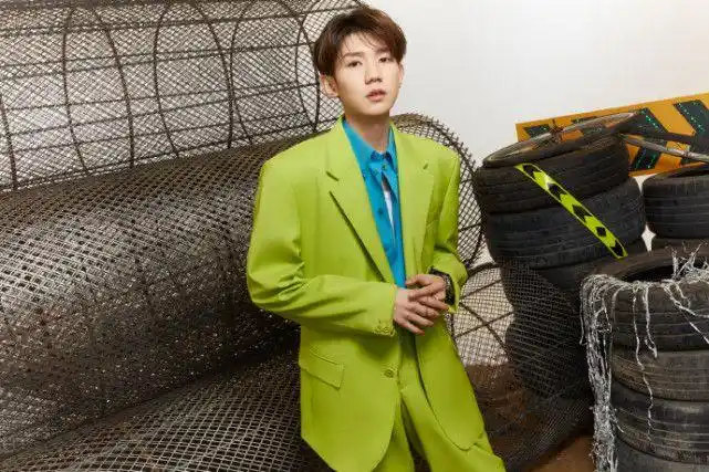 21岁生日,王源薄荷绿西装展现成熟魅力