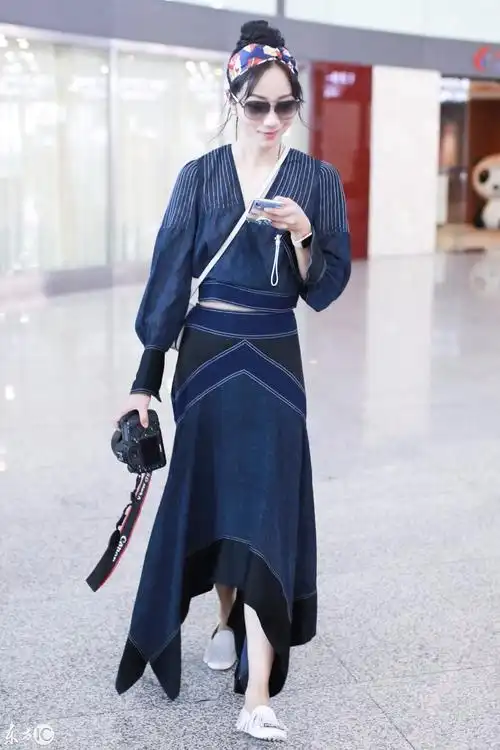 韩雪现身机场皮肤白皙笑容甜美扎丸子头戴发带少女感十足