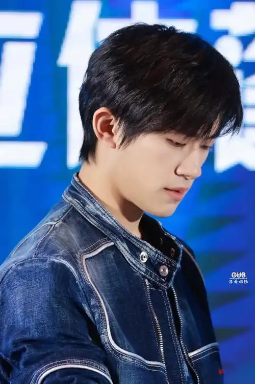 易烊千玺今日活动造型帅气蓝朋友