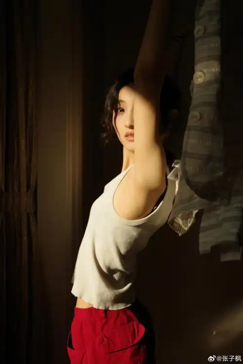 张子枫连发12张照片