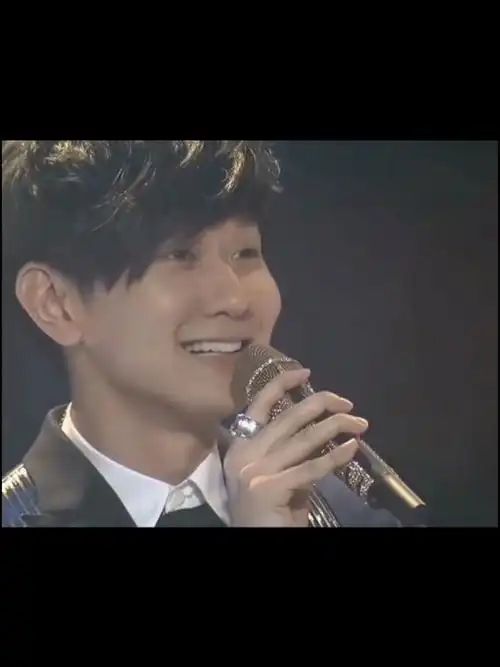 当颜值巅峰的林俊杰在台上对你疯狂放电