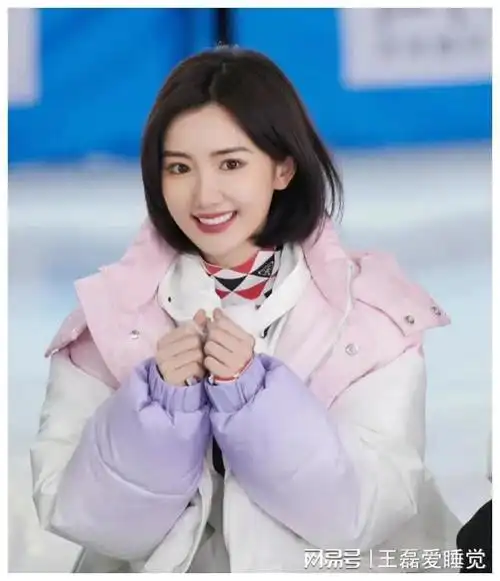 >正文申请入驻>毛晓彤在大众眼中,一直是甜美可爱的女艺人,圆脸大眼睛