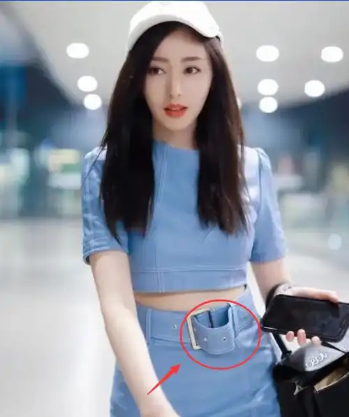 张天爱长胖了?穿蓝色露脐装略显臃肿,街拍照与健身照反差明显