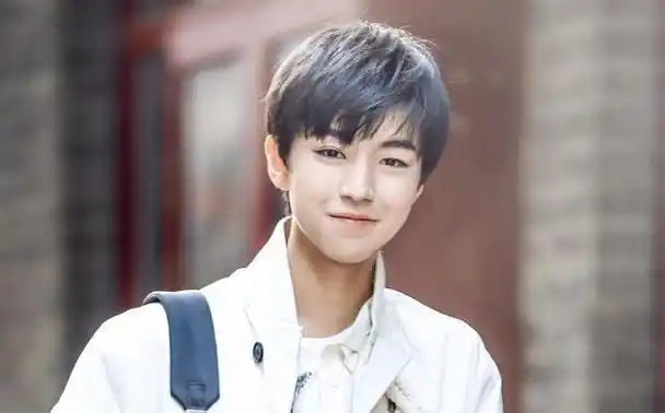 王俊凯,tfboys的领头人,一开始就是队里最受欢迎的那个.