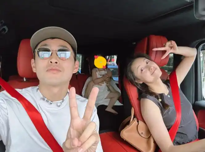 王彦霖带女儿陪老婆追星易烊千玺,艾佳妮牵着老公手撒娇,超幸福