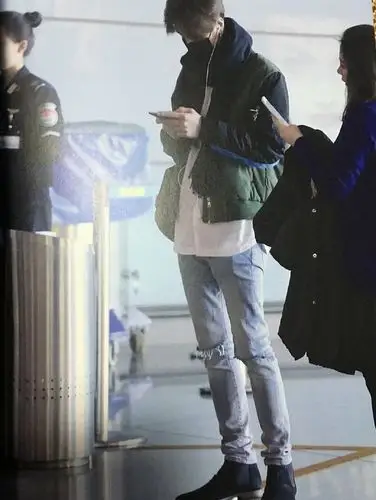 王一博幼瘦细白的腿慕了慕了