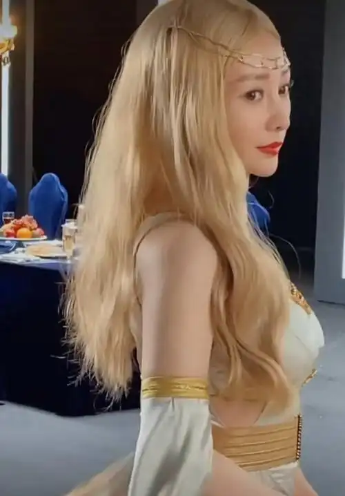 柳岩cos雅典娜造型