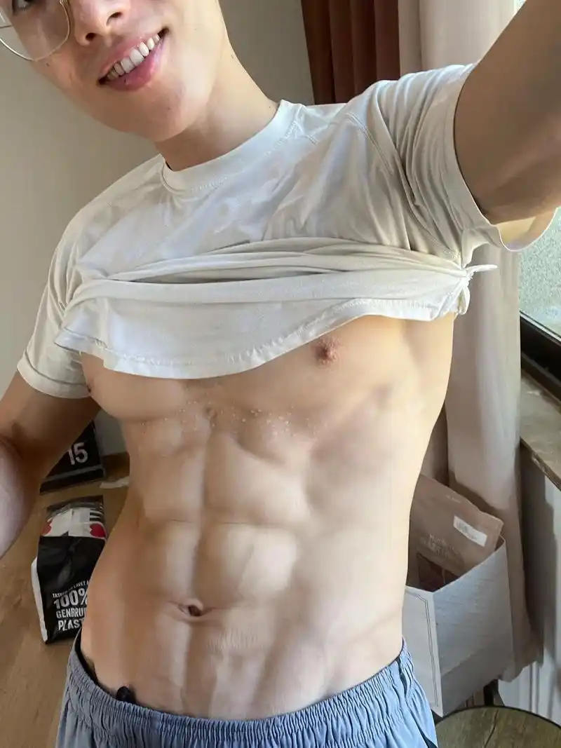 危险派对95.#腹肌 #撩起衣服就是腹肌 #巧克力腹肌 #秀 - 抖音