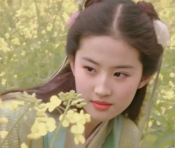 没人敢再演赵灵儿?看完刘亦菲拍《仙剑》时的旧照,网友:甜憨了