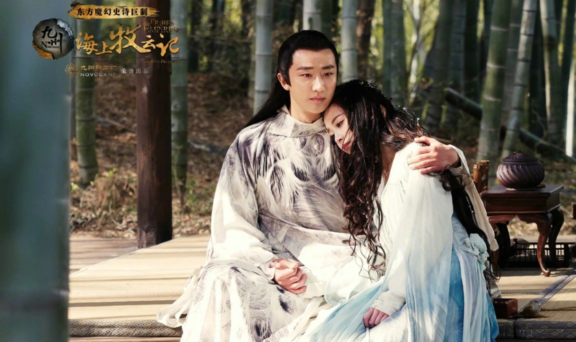 黄轩晚上与友人小聚白衣女子举止亲昵挽手贴身网友疑惑该女子是谁