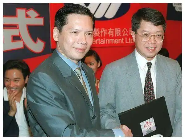 向华强在京城被白小航掌掴向太挺身护夫丁佩连夜给表哥打电话