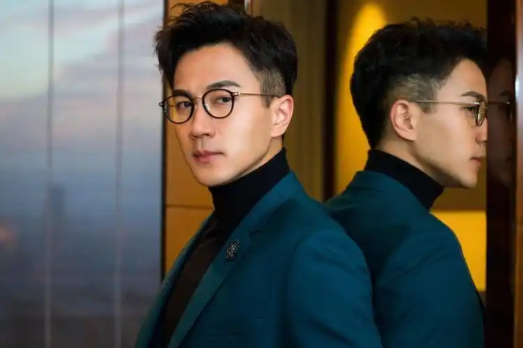 刘恺威获得风尚大赏男演员奖 西装亮相沉稳帅气_明星写真_图集_电影网