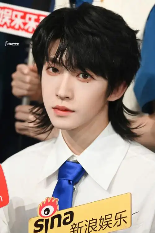 刘宇今日份品牌活动饭拍图 狼尾头 白衬衫 蓝色领带