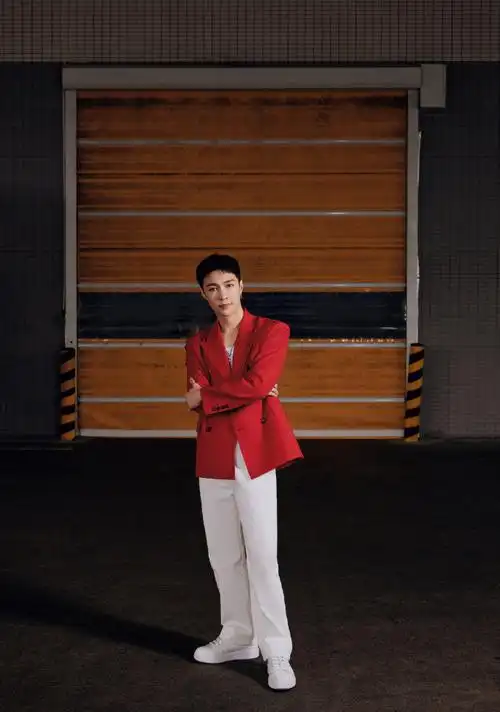 大片##张艺兴红西装大片#张艺兴最新红西服白裤造型大片短发干净利落