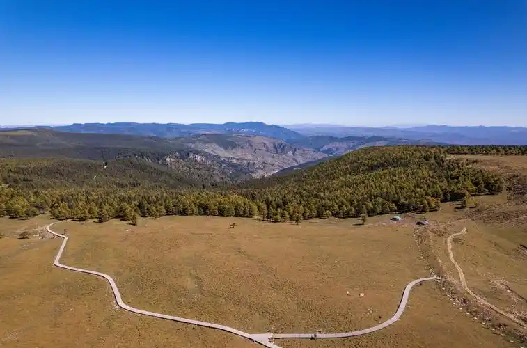 图为坐落于高山之巅的马仑草原