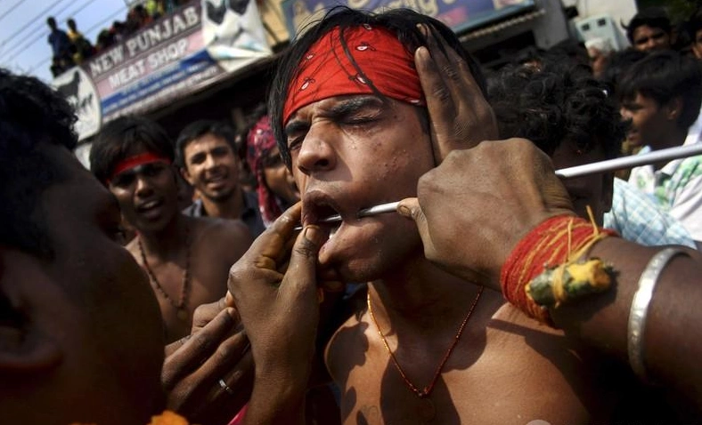 可怕!印度教信徒铁棍穿脸向神祈福_点点软件园