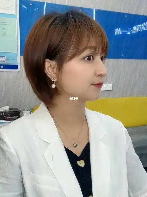 女生夏日飒爽修颜短发