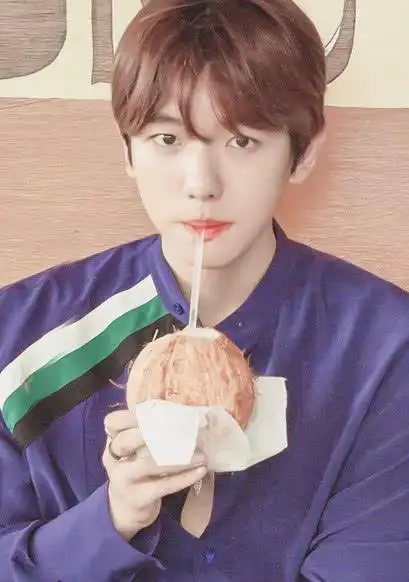 边伯贤换风格新剪的寸头让人想到了吴京全网都忍不住了