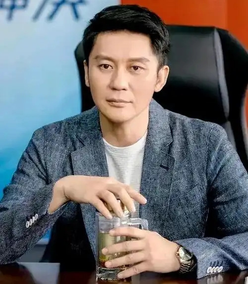 曝42岁李晨上海遛娃推简易婴儿车太低调女儿五官清秀超像爸