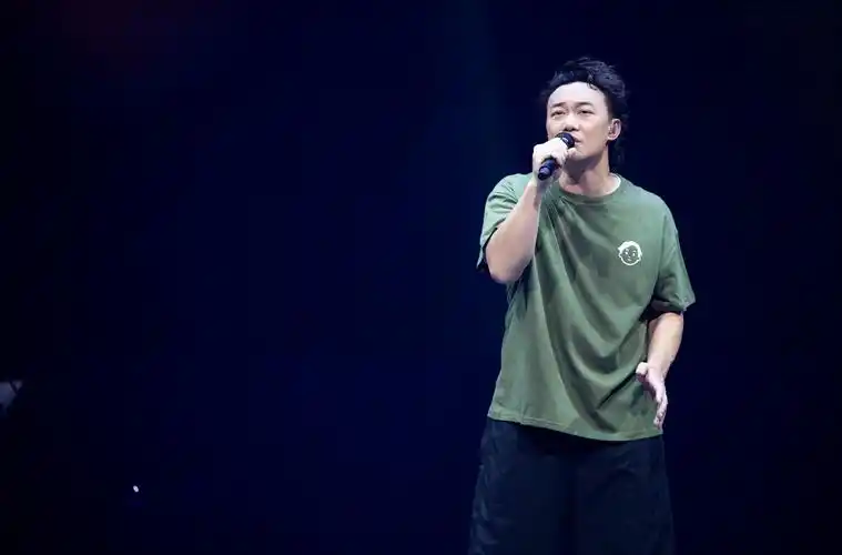 eason陈奕迅第9唱演唱会惊艳开唱,与粉丝热情互动引尖叫不断
