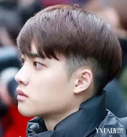 两边铲掉清爽帅气,非常花美男气质的一款韩国男生发型微微带点凌乱感
