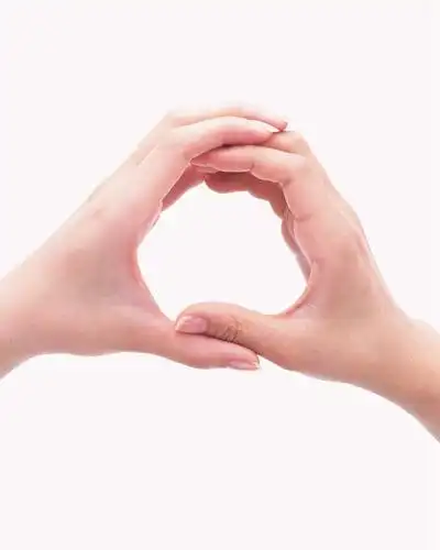 亚洲,双手,仅一个年轻女性,仅一个女性,仅一个人,圆形,黄种人,手势