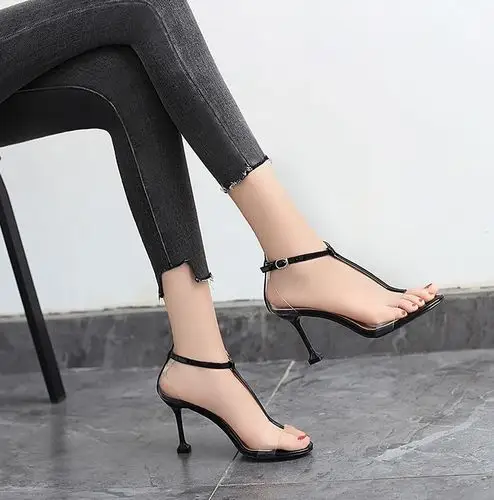 一字带红色高跟露趾凉鞋,让你的美回到十年前