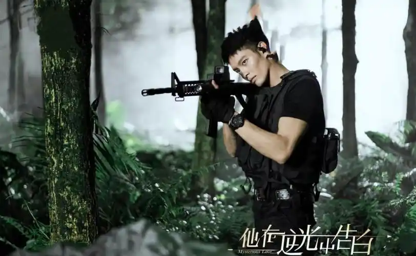 《他在逆光中告白》:霸总兼贴身保镖,这样的双标谁不想要__凤凰网