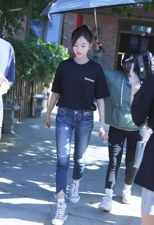 吴宣仪新戏杀青,沙漠中拍戏的她依旧白嫩,"防晒"方法逗笑众人_肖战