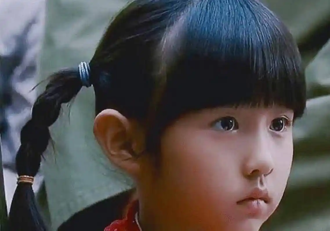 张子枫小时候,真的超级可爱,八岁就被冯小刚选到出演唐山大地震,自然