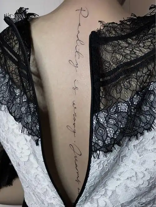 背部小英文字母纹身