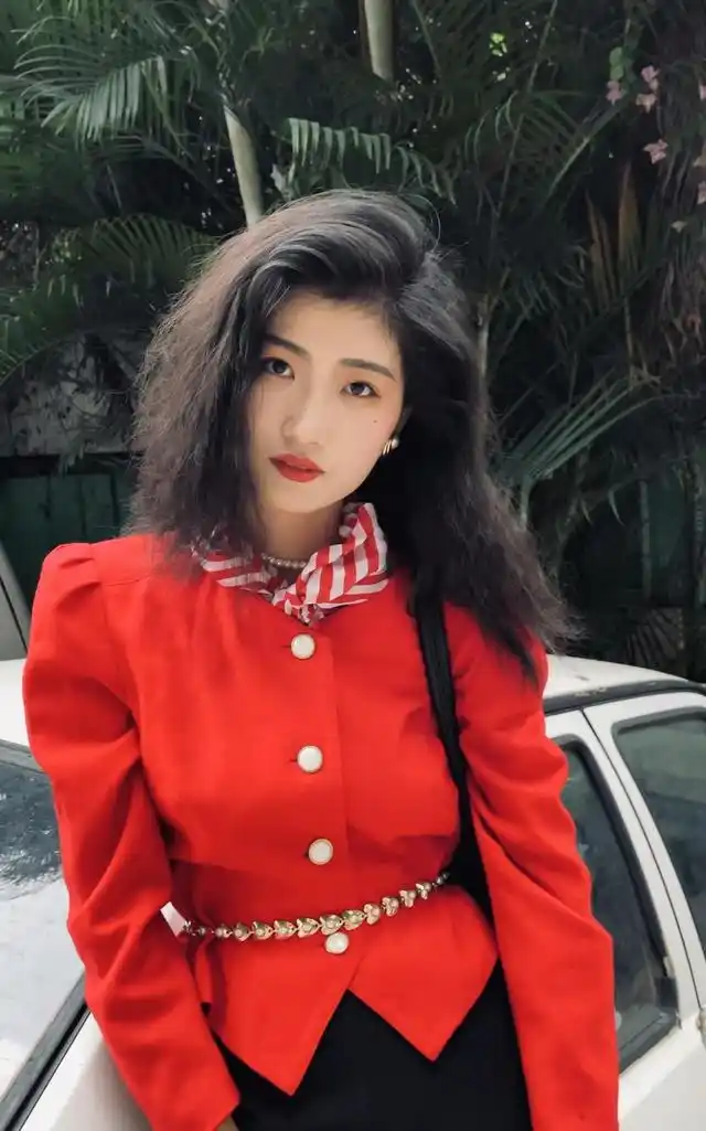 可以说梦依是最早在短视频平台上发布港风类型的换装