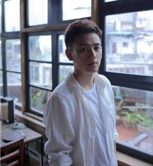 小鲜肉帅哥小鲜肉白衬衫男神迷人写真照片帅哥猛男文章小虾米