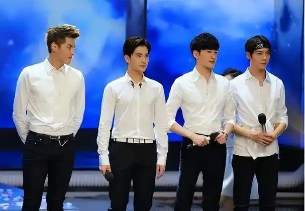 长得英俊帅气却输在个子矮上这10位男星的外形反差太大了